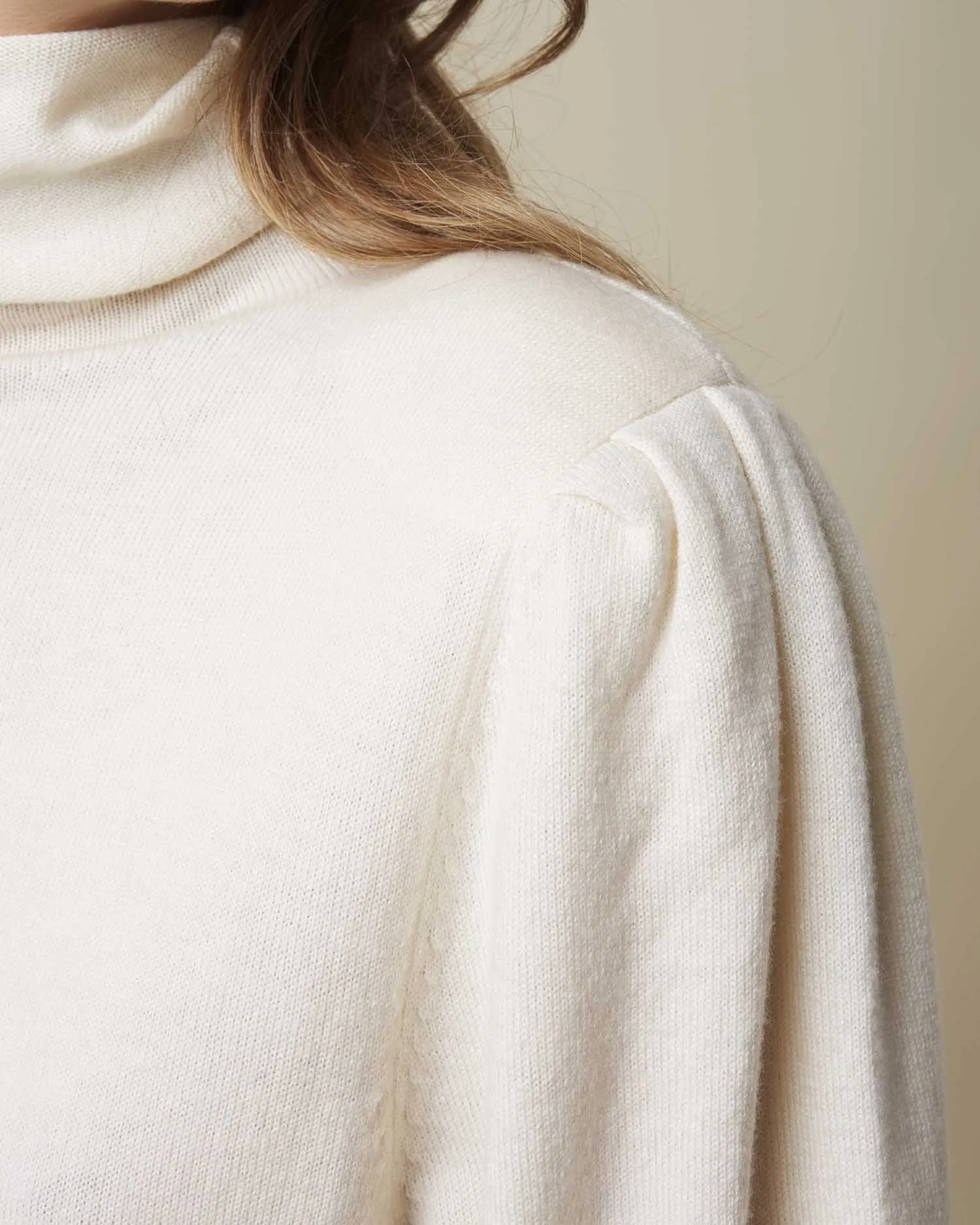 Puffed sleeves turtleneck