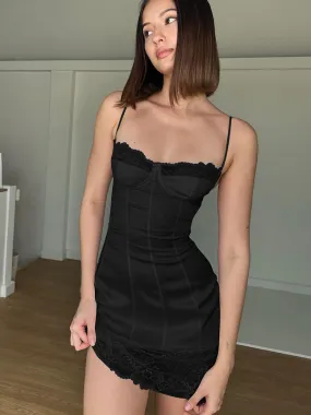 Sexy Fitted dress with straps at the waist and hips with seams