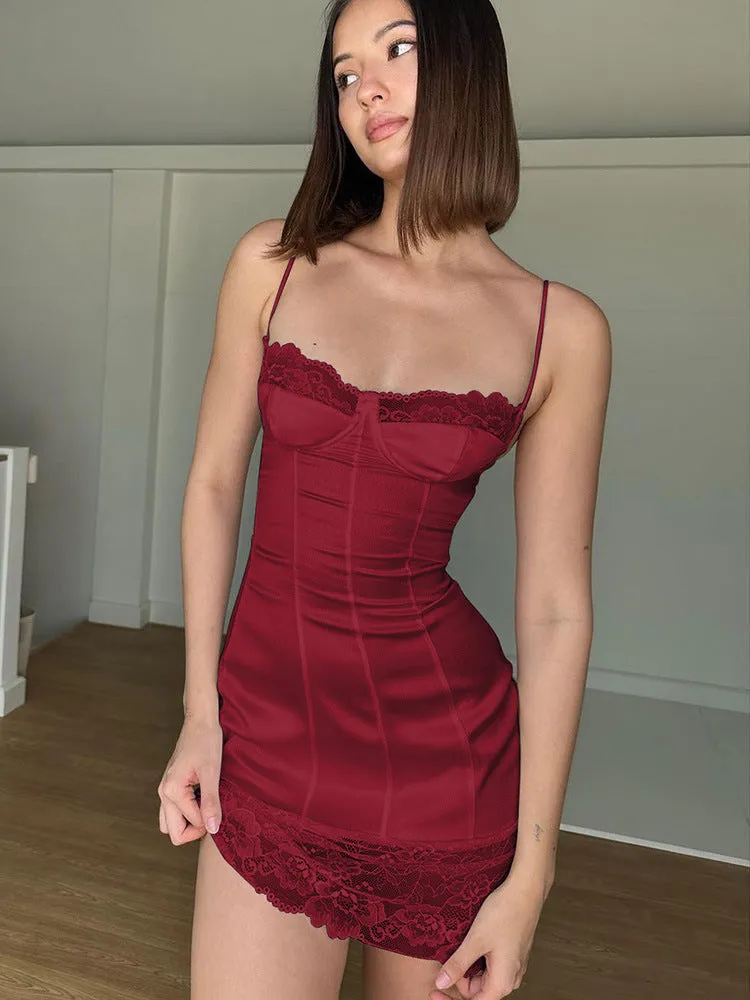 Sexy Fitted dress with straps at the waist and hips with seams